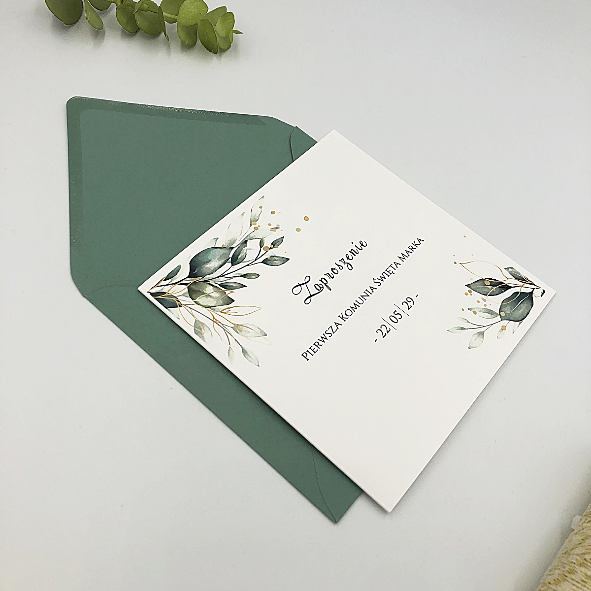 zaproszenia_na_komunię_świętą_chrzest_botaniczne_zielone_listki_nakrapiane_złotem (2)