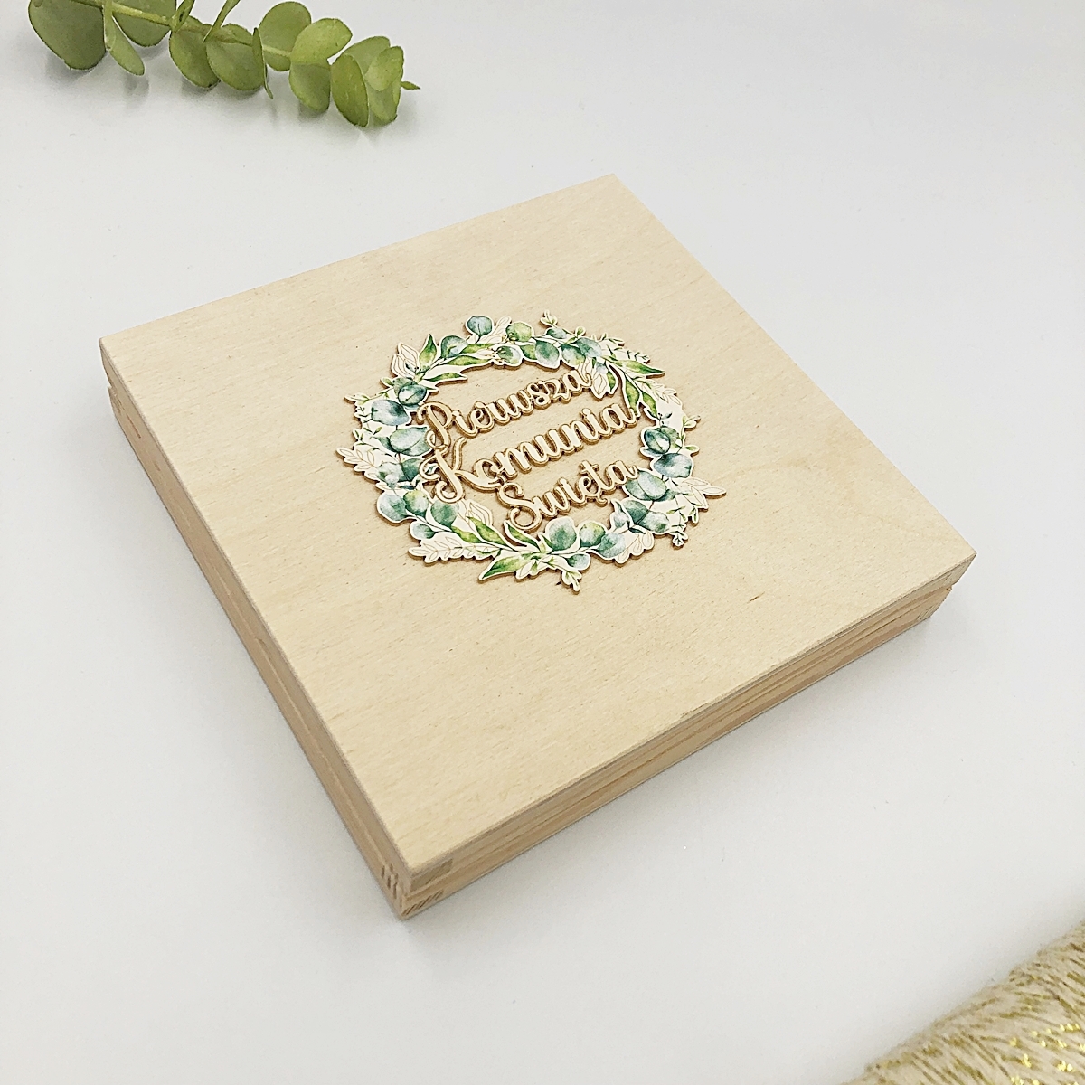 pamiątka_pierwszej_komunii_świętej_drewniana_szkatułka_na_upominki_życzenia_wianek_z_listków (2)